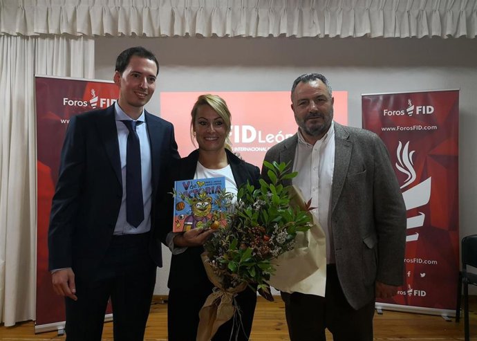 La Haltera Lydia Valentín Flanqueada Por El Presidente De La Diputación De León , Eduardo Morán, Y El Organizador Del FID, Francisco Del Río