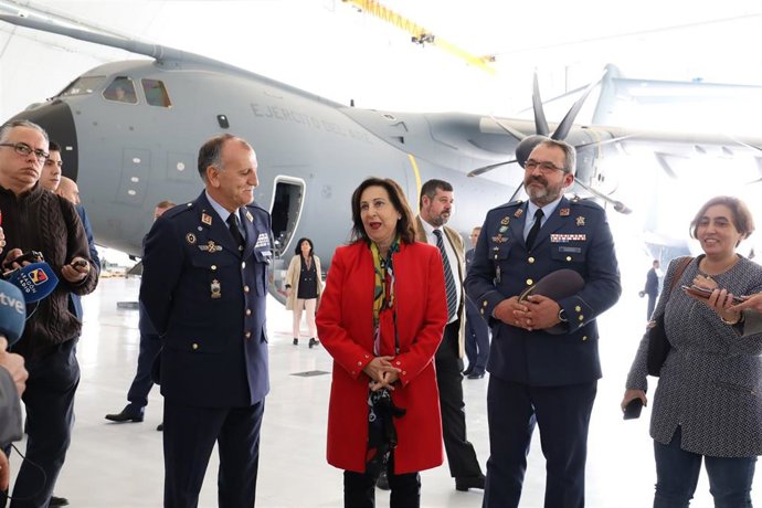 La ministra de Defensa en funciones, Margarita Robles junto a altos mandos militares Aéreos en la Base Aérea  Ala 31, en Zaragoza