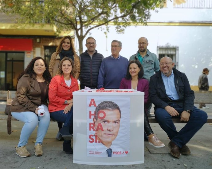 Ambrosio y Crespín, a ambos lados de la mesa, junto a otros cargos y militantes del PSOE.
