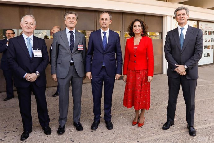 (I-D) El director del instituto de la Empresa Familia, Juan Corona; el presidente de Amefmur (Asociación Murciana de la Empresa Familiar), José María Tortosa;  el consejero de Presidencia y Hacienda de la Región de Murcia, Javier Celdrán; la ministra de