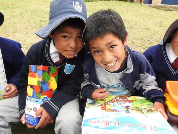 Niños y niñas reciben juguetes gracias a la campaña 'Un juguete, una ilusión' de RNE y Crecer Jugando