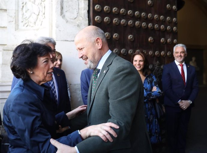 La ministra de Educación y portavoz del Gobierno en funciones, Isabel Celaá, saluda al consejero andaluz de Educación, Javier Imbroda, en Sevilla.