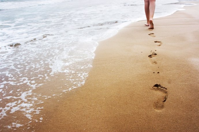 Aprender a caminar no es cosa de niños, andar, playa, arena, mar, pies