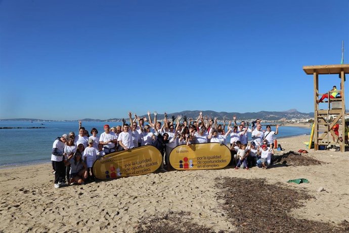 Imagen de los voluntarios de Banca March y Aprop tras la limpieza el pasado sábado de la playa de Ciutat Jardí en Palma