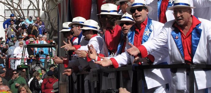 Coros del Carnaval de Cádiz cantando en la calle