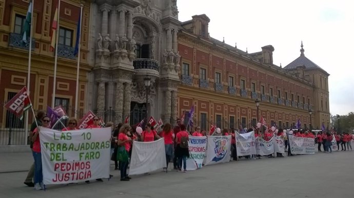 Concentración de CCOO este martes ante el Palacio de San Telmo en apoyo de las 73 trabajadoras despedidas de cinco escuelas infantiles.
