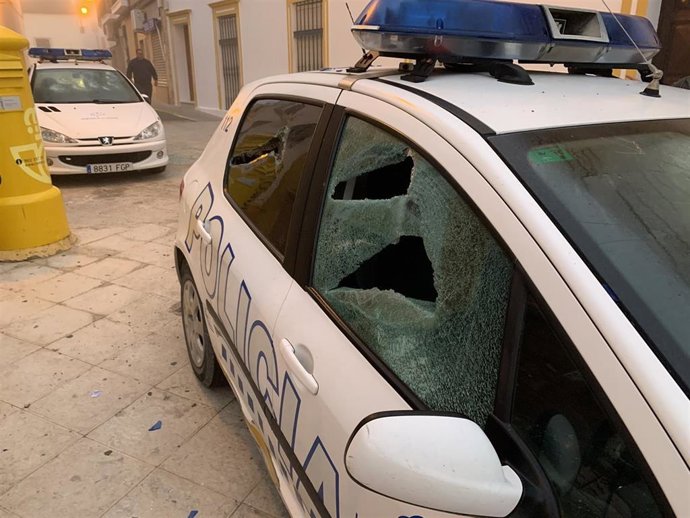 Uno de los vehículos destrozados de la Policía de Huévar
