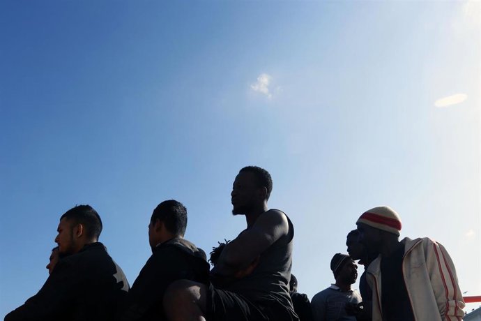 Llegada a puerto Málaga de 73 personas, entre ellas un menor de edad, rescatadas por Salvamento Marítimo cuando navegaban en una patera