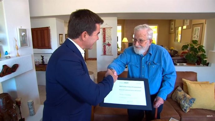El lingüista estadounidense Noam Chomsky recibe personalmente en su casa el Premio Fronteras del Conocimiento de Fundación BBVA, de manos del presidente de la entidad, Carlos Torres Vila