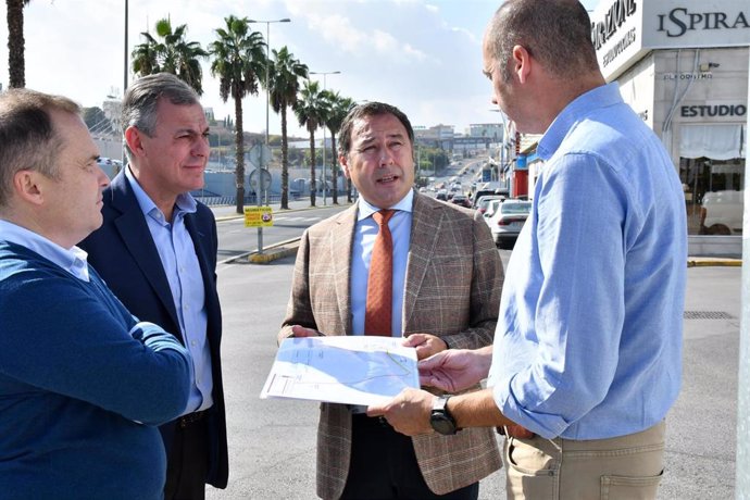 El delegado del Gobierno de la Junta de Andalucía en Sevilla, Ricardo Sánchez, y el alcalde de Tomares, José Luis Sanz, en un visita al municipio