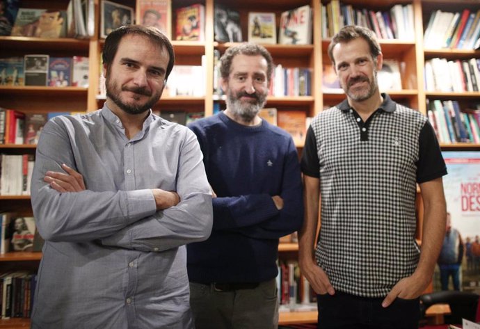 (I-D) Los directores Aitor Arregi y Jon Garaño, y el director y guionista José Mari Goenaga posan en la entrevista al equipo de la película  `La Trinchera Infinita , en la librería Ocho y Medio, en Madrid, a 29 de octubre de 2019.