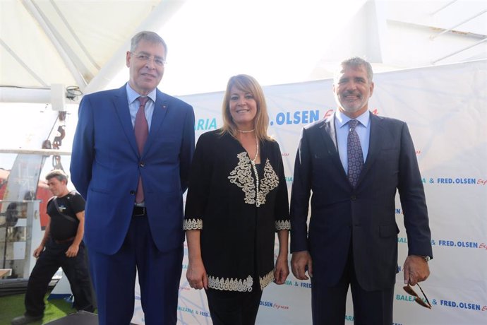 La presidenta del puerto de Huelva, Pilar Miranda, y a su derecha,  el presidente de la naviera Baleria, Adolfo Utor.