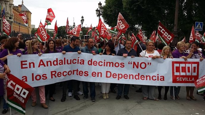 Imagen de archivo de una manifestación en Sevilla de trabajadores de la dependencia, organizada por CCOO. 