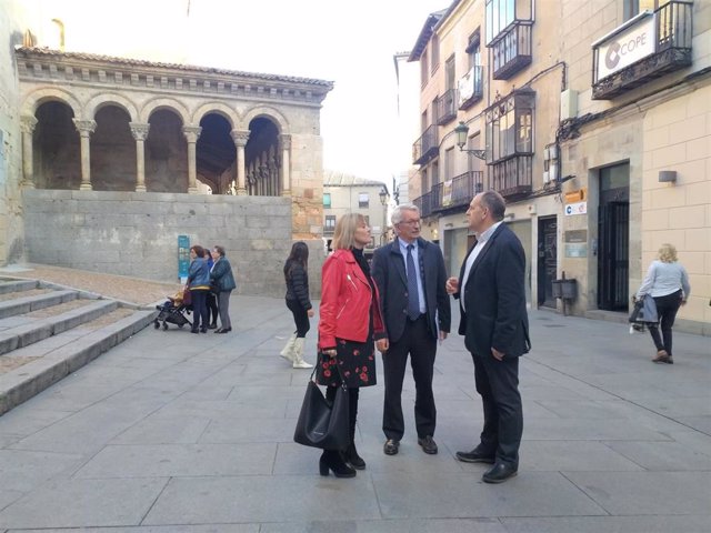 De izquierda a derecha, la candidata socialista al Senado, Ana Agudiez, seguida del secretario de Estado de Educación, Alejandro Tiana, y del primer candidato del PSOE al Congreso, Jose Luís Aceves, en la Calle Real de Segovia.