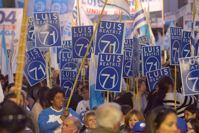Simpatizantes del candidato opositor Luis Lacalle Pou en Uruguay