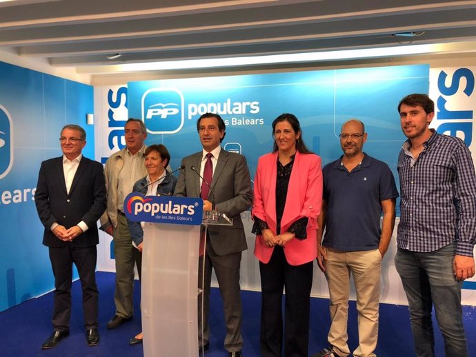 El presidente del PP balear, Biel Company (4i) junto con los alcaldes de Sóller, Selva, Santanyí, Campos, Sineu