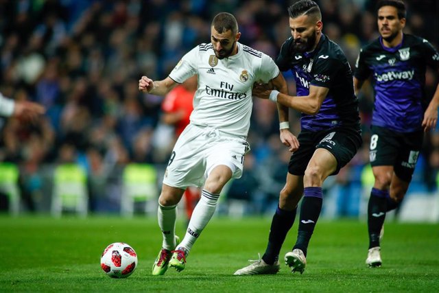 Karim Benzema pelea con Siovas en un Real Madrid-Leganés