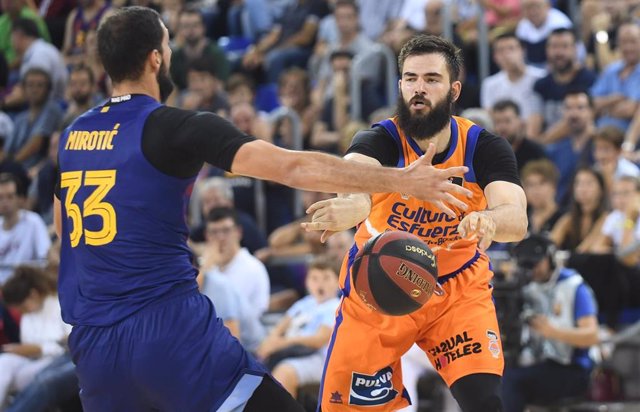 Mirotic (Barça) y Dubljevic (Valencia Basket)