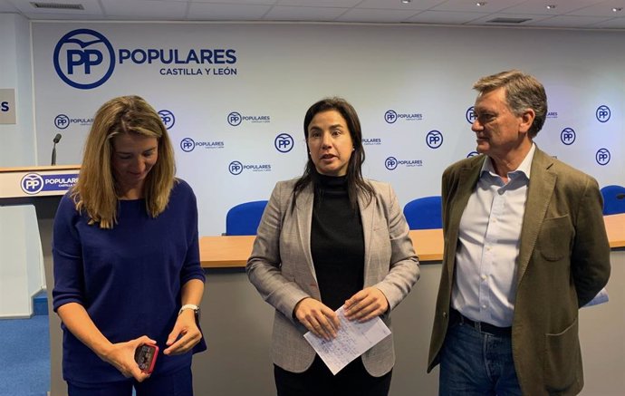 La candidata 'popular' por Orense Ana Vázquez, flanqueada por Alicia García y Francisco Vázquez.