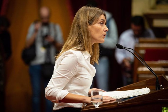 La líder de CatECP en el Parlament, Jéssica Albiach, interviene desde la tribuna en la sesión plenaria celebrada en el Parlament tres días después de conocerse la sentencia del 'procés', en Barcelona (Cataluña, España), a 17 de octubre de 2019.