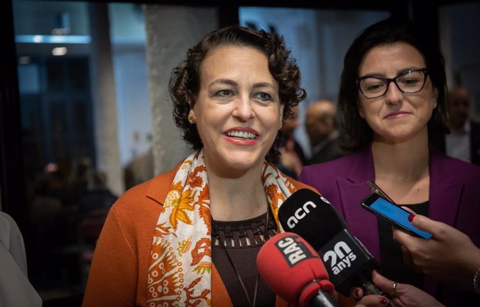 La ministra de Empleo, Migraciones y Seguridad Social, Magdalena Valerio, participa en un coloquio en la sede del PSC de Barcelona (Cataluña, España) el 29 de octubre de 2019.