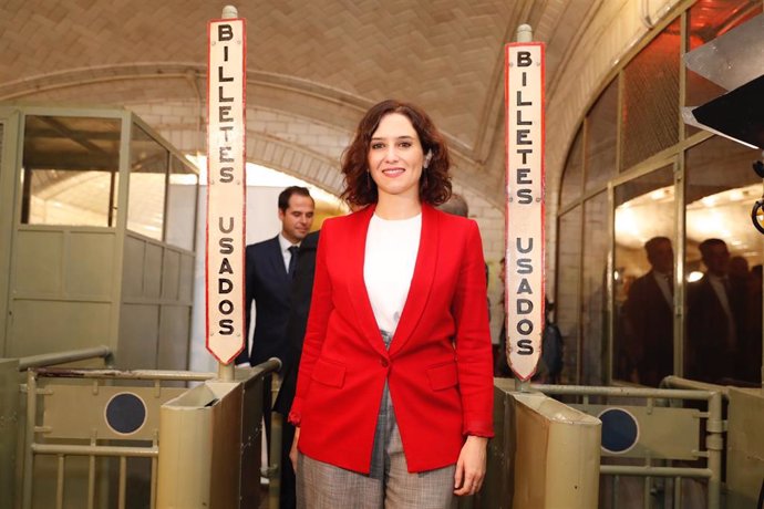 La presidenta de la Comunidad de Madrid, Isabel Díaz Ayuso, en las celebraciones del centenario de Metro, al fondo el vicepresidente, Ignacio Aguado.