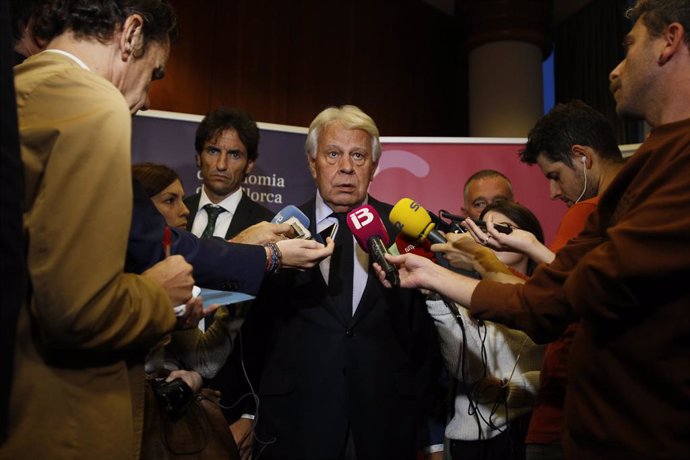 Felipe González cree que sería un "dramático error" que Guaidó convocase eleccio