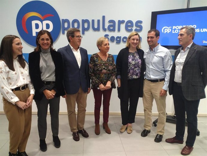 Candidatos del PP de Segovia al Congreso  Marta Puertas, Beatriz Escudero y Jesús Postigo; la candidata al Senado, Paloma Sanz, acompañan a la vicesecretaria de Estudios y Programas del PPCyL y la consejera de Familia de la Junta
