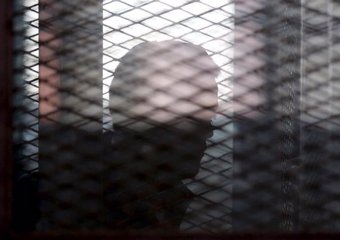 Un periodista de Al Jazeera cerrado en una prisión en El Cairo.