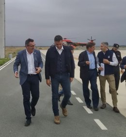 El presidente del Gobierno en funciones, Pedro Sánchez, en su visita a Los Alcázares, acompañado de los ministros en funciones de Agricultura, Luis Planas, e Interior, Fernando Grande Marlaska y junto al secretario general del PSRM, Diego Conesa