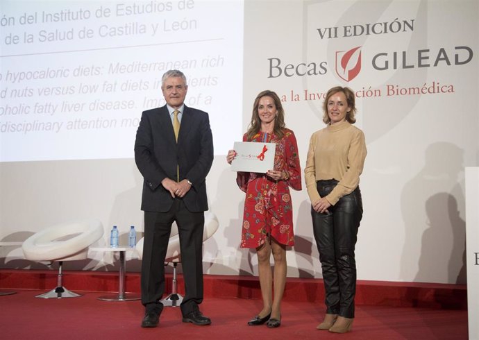 Rocío Aller de la Fuente (C) con la beca obtenida en los VII Becas Gilead de Investigación Biomédica.