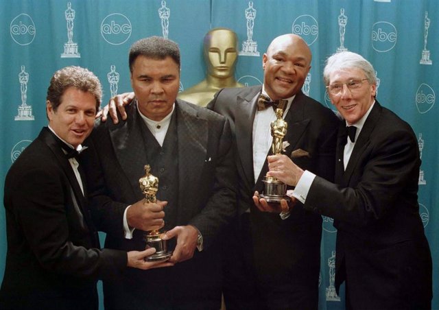 Muhammad Ali y George Foreman sujetan los Oscars al Mejor Documental otorgado a 'Cuando éramos Reyes' junto a Leon Gast (izda) y  David Sonenberg (dcha)