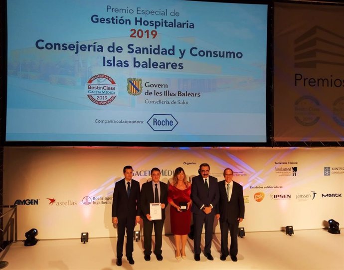 La consellera de Salud, Patrícia Gómez, recoge un premio a la gestión hospitalaria 2019