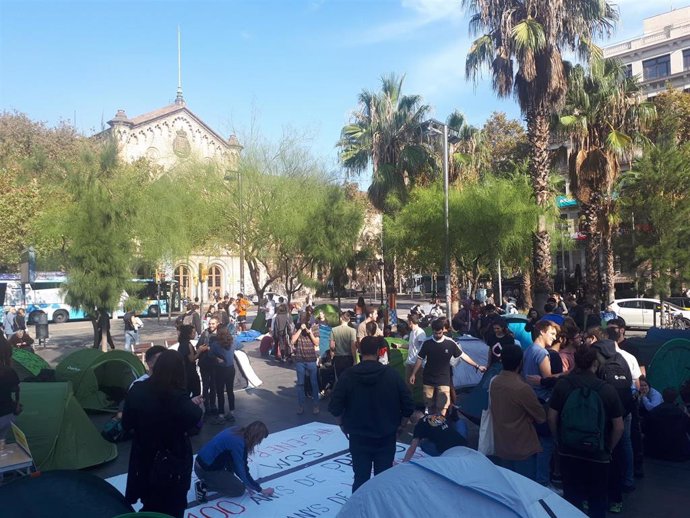 Estudiantes inician una acampada indefinida en plaza Universitat de Barcelona contra la "represión"