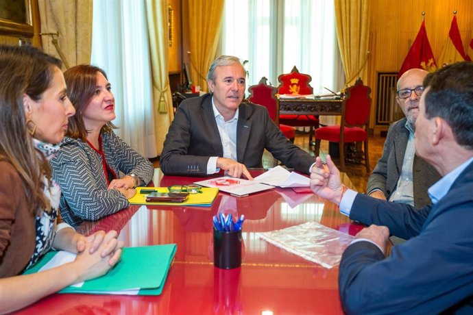El alcalde y la vicelacaldesa con  Aragón Stop Sucesiones y Plusvalía