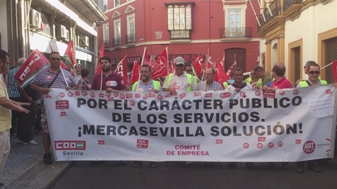 Marcha en defensa de Mercasevilla durante los años conflictivos de la empresa