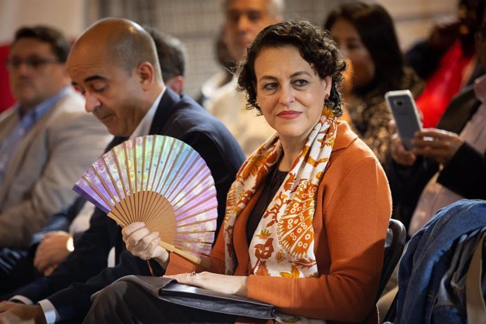 La ministra de Empleo, Migraciones y Seguridad Social, Magdalena Valerio, participa en un coloquio en la sede del PSC de Barcelona (Cataluña, España) el 29 de octubre de 2019.