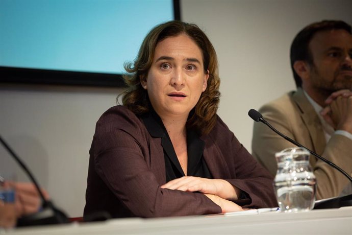 La alcaldesa de Barcelona, Ada Colau, durante una reunión con el secretario general de Podemos en el Colegio de Periodistas, para evaluar la situación catalana, en Barcelona (Cataluña, España), a 24 de octubre de 2019.
