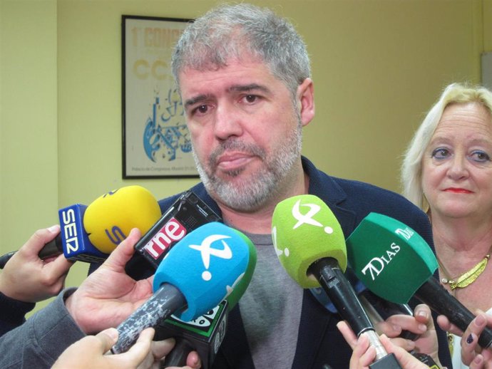 El secretario confederal de CCOO, Unai Sordo, en declaraciones a los medios en Badajoz