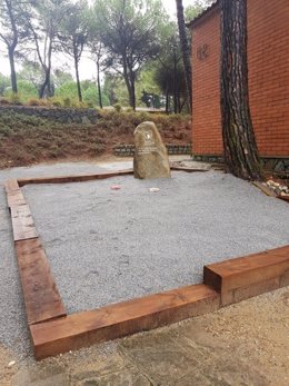 Monolito del Cementerio de Sant Cugat del Valls (Barcelona) dedicado al duelo perinatal, de GIC de Nomber (Áltima) y Anhel, inaugurado el 30 de noviembre de 2019.