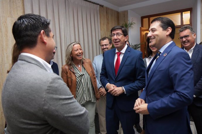 Juan Marín saluda a portavoces del Ayuntamiento de Córdoba con José María Bellido