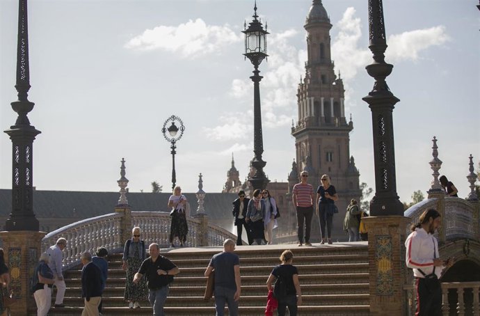Imágenes de recurso de turistas en la Plaza de España de Sevilla (Andalucía, España), a 22 de octubre de 2019.