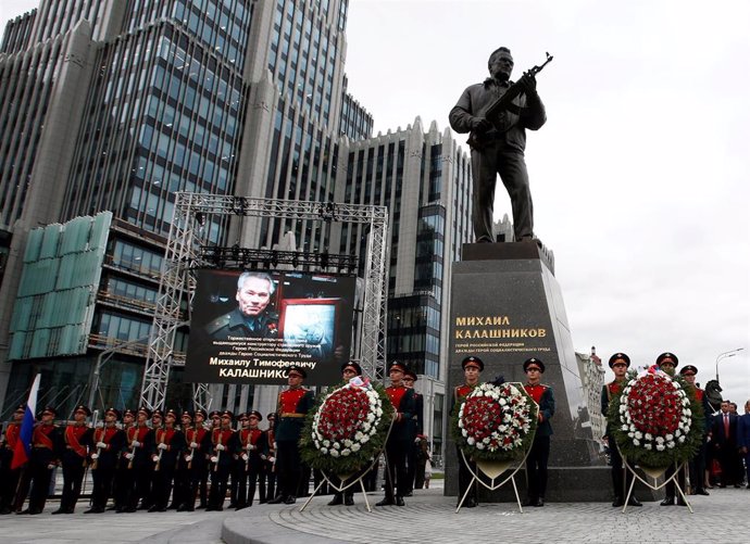 Monumento homenaje al inventor del Kalashnikov en Moscú