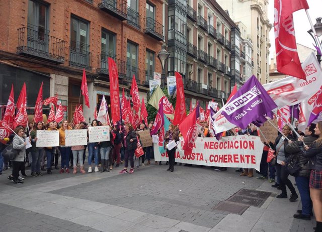 Concentración por un convenio "más justo" y la dignificación de la profesión de los cuidados en dependencia en Valladolid.