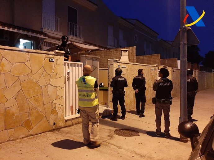 Agentes de la Agencia Tributaria en una operación contra el balnqueo de capitales por droga en Algeciras