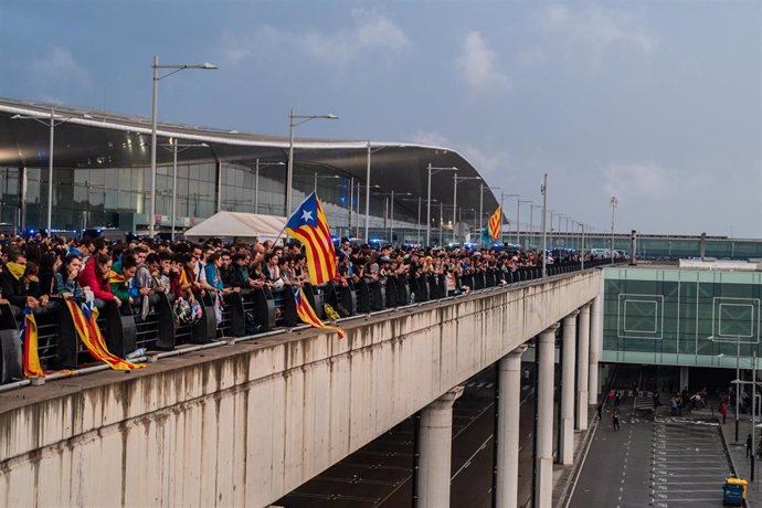 Una multitud se concentra en el Aeropuerto de Barcelona-El Prat, convocada por Tsunami Democrtic en protesta por la sentencia del Tribunal Supremo sobre el 1-O.