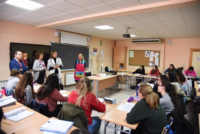 La consejera de Educación, Cultura y Deportes, Rosa Ana Rodríguez, visita el Instituto de Educación Secundaria (IES) 'El Greco'.