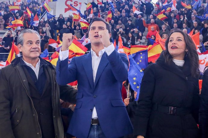 El presidente de Ciudadanos, Albert Rivera, la portavoz en el Congreso, Inés Arrimadas, y el candidato al Congreso por Madrid Marcos de Quinto en un mitin.