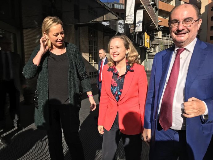 La ministra de Economía, Nadia Calviño, con el presidente del Gobierno de Aragón, Javier Lambán, y la consejera de Economía, Marta Gastón.