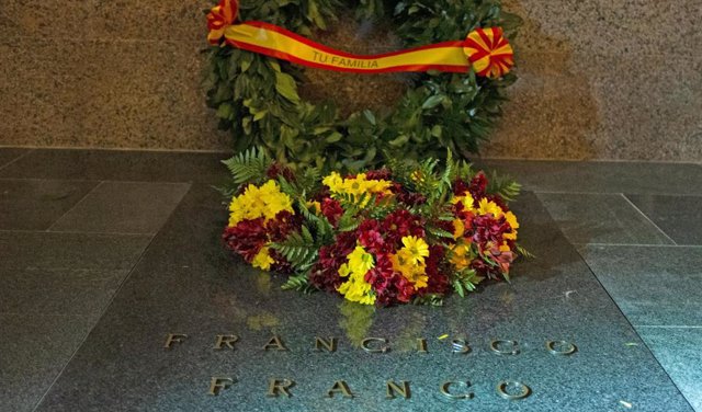 Imagen de la tumba de Franco con una corona de la familia y flores en el cementerio de El Pardo-Mingorrubio, en Madrid, a 30 de octubre de 2019.